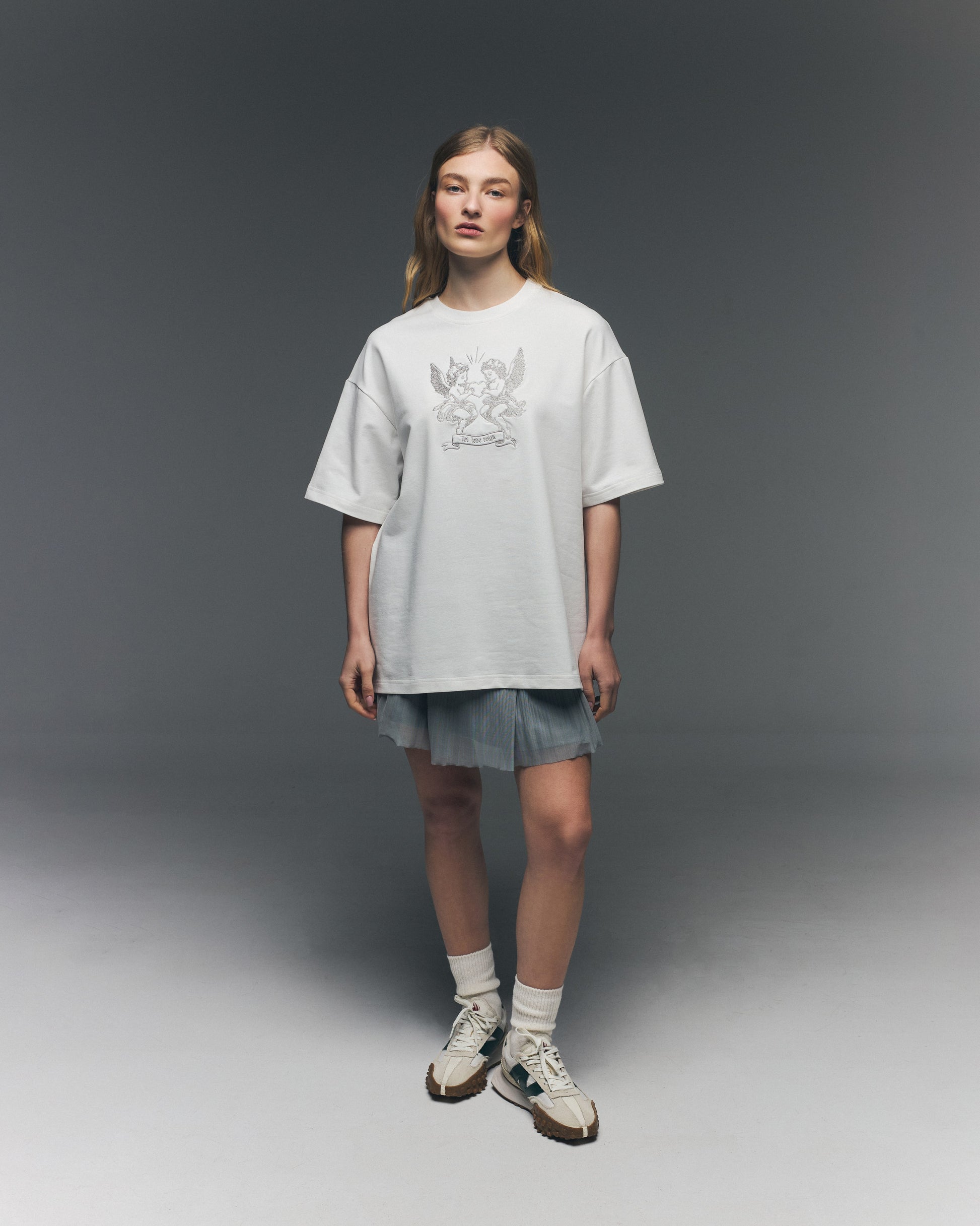 Футболка молочна «Let love reign»