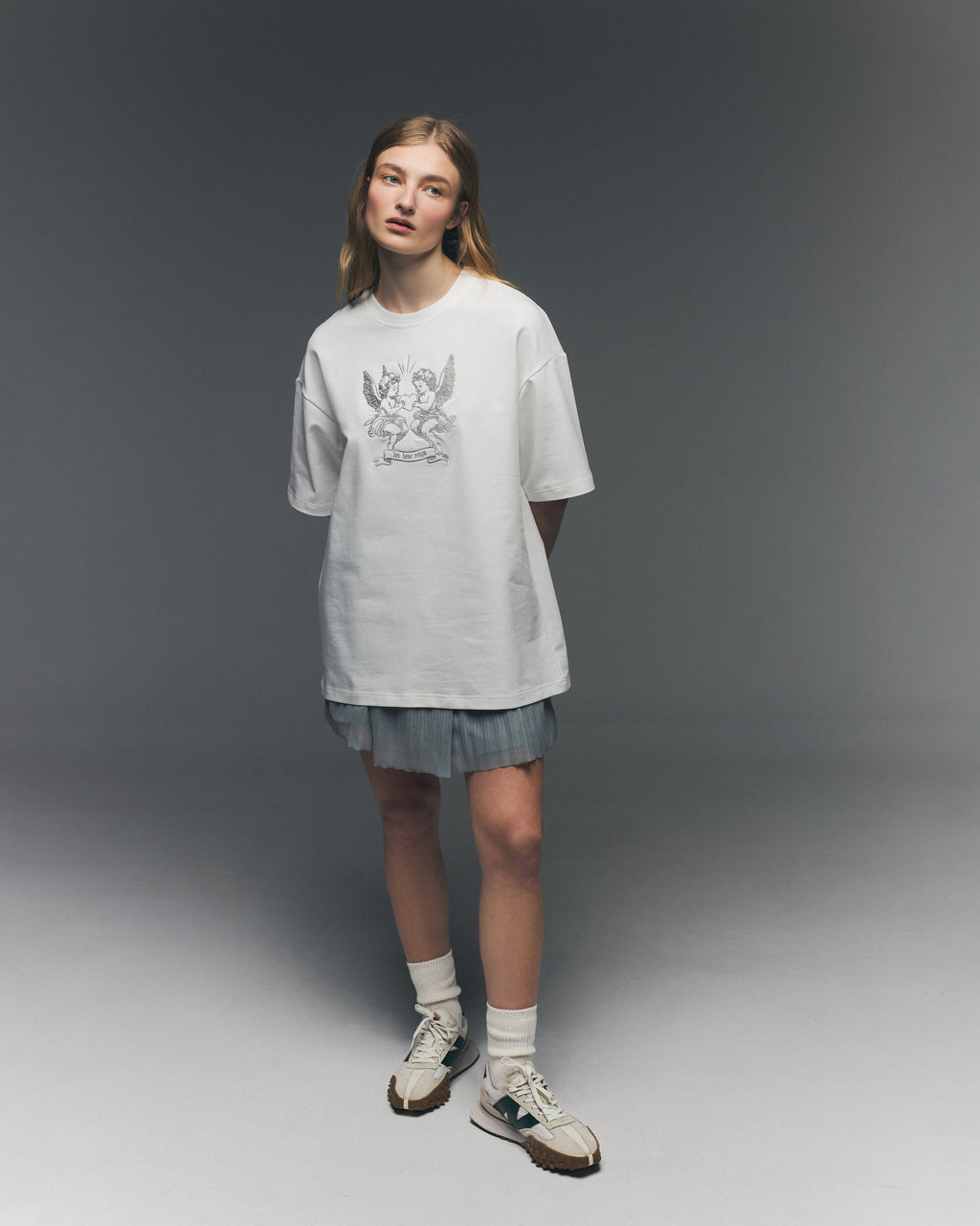 Футболка молочна «Let love reign»