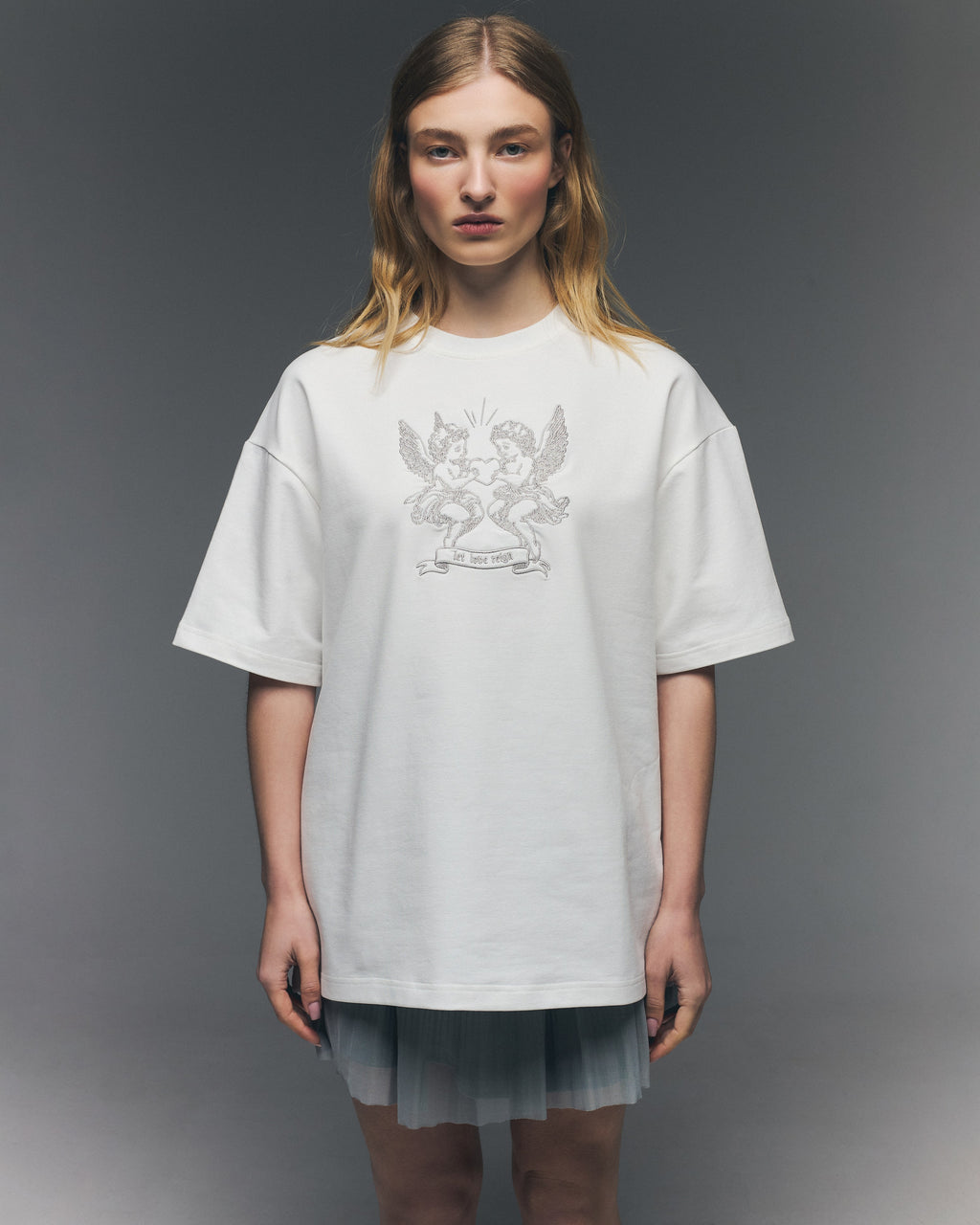 Футболка молочна «Let love reign»